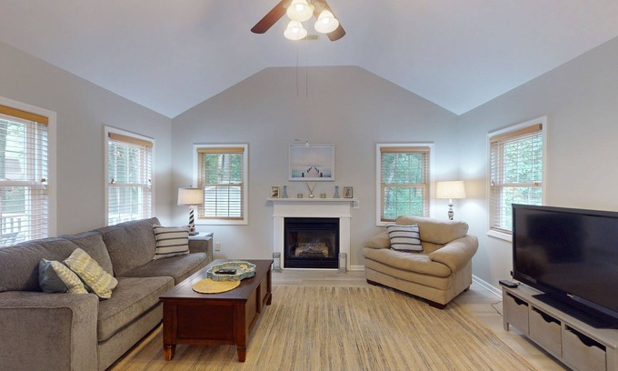 Ocean Pines Maison | Charming Ocean Pines home w/private deck, full kitchen, washer/dryer, AC & WiFi