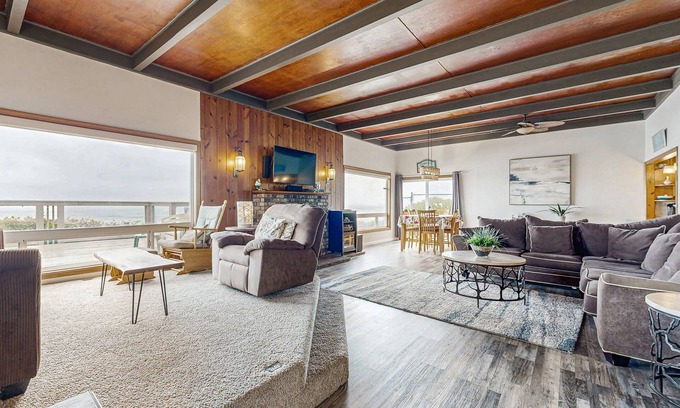 Gleneden Beach Maison | Charmante maison en bord de mer avec bain à remous, vue imprenable et chambre pour tout le monde