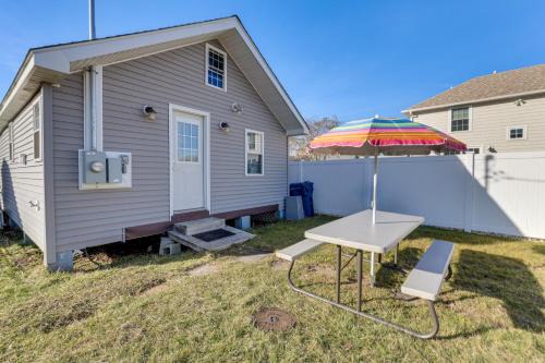 Old Lyme Maison | Charming Old Lyme Cottage, Steps to Private Beach!