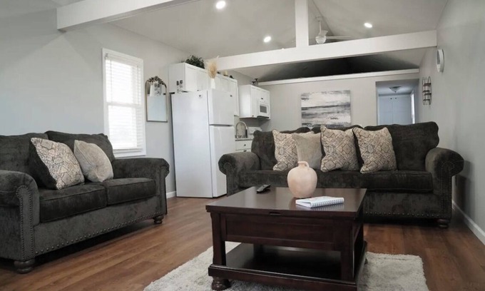 Laketon Maison | Charming one-bedroom house with a king size with AC and WiFi in enjoyable Wabash