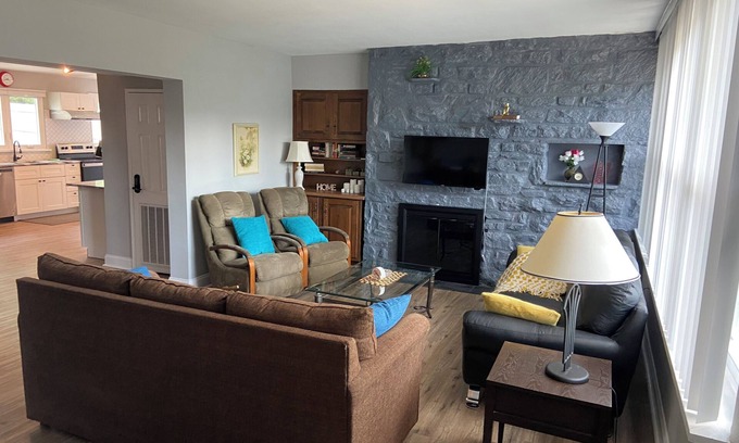 Broomall Maison | Charming one-level retreat near Philly with private yard, kid/pet friendly