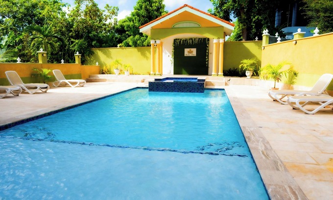 IronShore Estates Hôtel | Charming Peach Retreat: Cozy Twin Beds with Poolside Views in Montego Bay