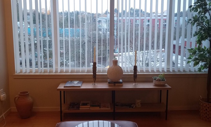Columbia City Appartement | Charming pet friendly apartment close to cafes and park in delightful Seattle