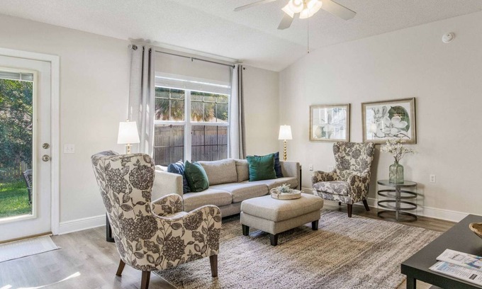 Ferry Pass Maison | Charming Pet friendly 3-bedroom house near UWF in Pensacola cozy fenced yard!