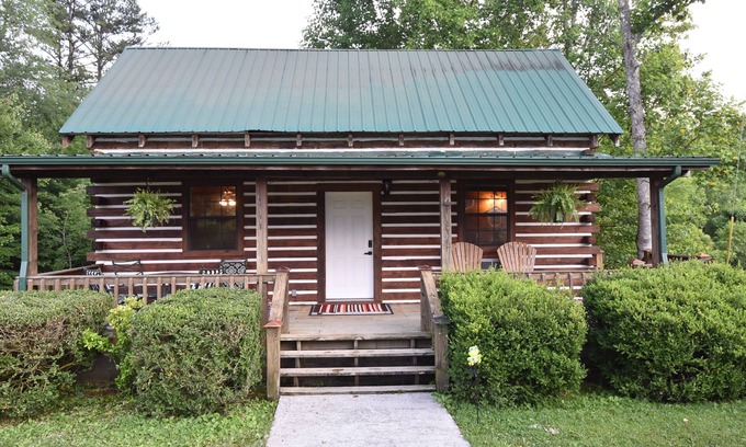 Woodbine Cabine | Charming pondside cabin with semi-private 2-bedrooms 5 minutes from Laurel Lake