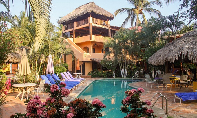 Brisas de Zicatela Appartement | Appartement spacieux, vue sur le jardin, piscine sans chlore, à 1 minute de la plage