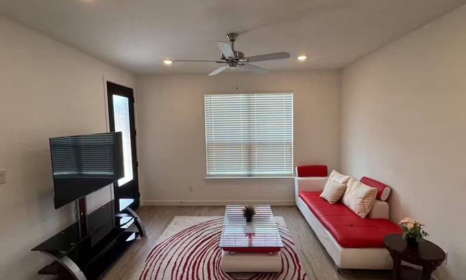 Lincoln Park Maison | Charming PRIVATE 1-bedroom guest house in lovely Little Elm with AC