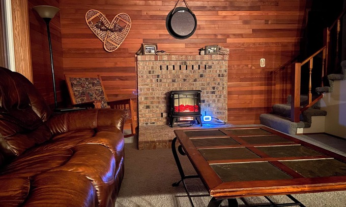 Randle Cabine | Charming private 3-bedroom cabin with WiFi, AC and Hot Tub in quaint Randle.