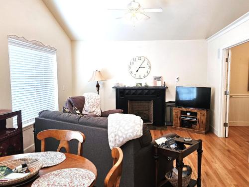 Myrtle Creek Maison | Charming, Private Cottage in Myrtle Creek