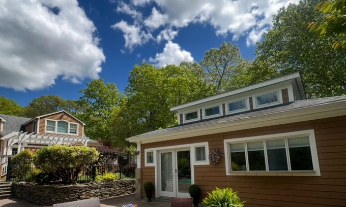 Wading River Appartement | “Charming private studio, kitchenette setup, cable TV, private entrance.”