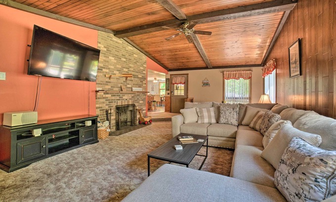 Westford Maison | Charming Pymatuning Lake House Near Park & Beach