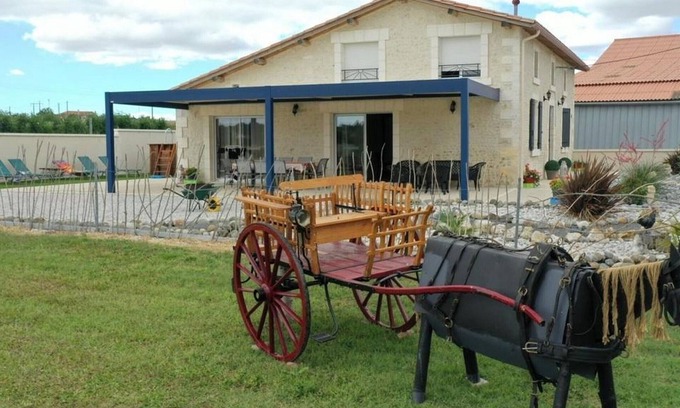 Salles-de-Barbezieux Cottage | Gîte Charentais avec piscine, terrasse, et pêche - confort moderne et charme rural
