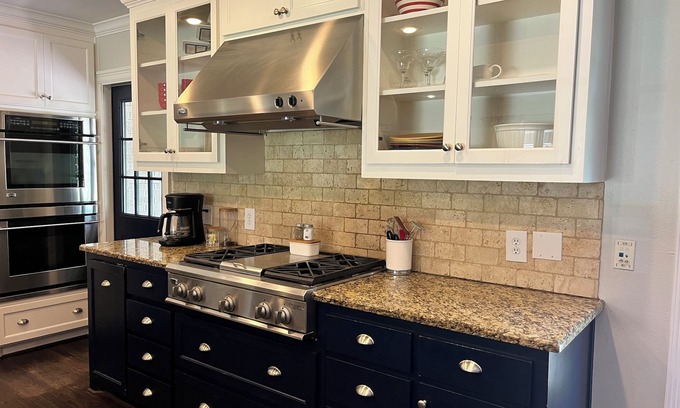 Hollywood - Santa Monica Maison | Charming Ranch - Near it All in East Dallas!