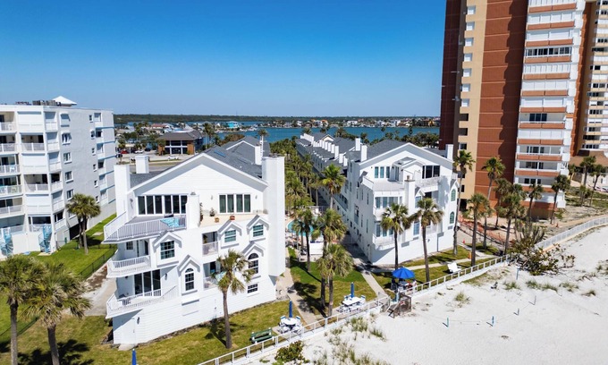 Redington Shores Maison | Charming Redington Shores 2-bedroom 2.5- bath beach front townhome with garage.