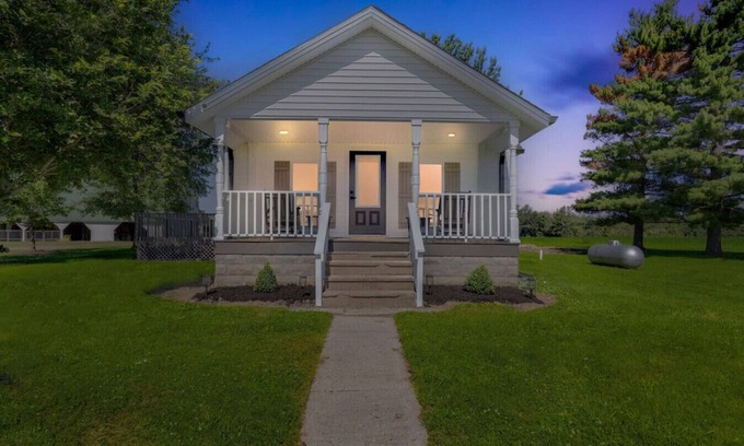 West Liberty Maison | Charming-relaxing 3BR farmhouse *15min from town