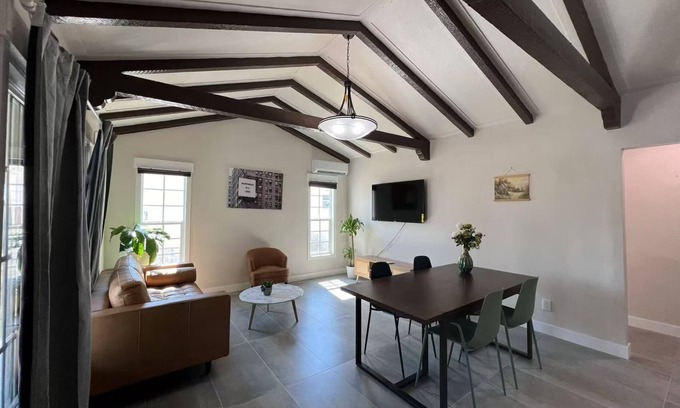 Baldwin Park Maison | Charming Remodeled Home 2-bedroom 1 bath house with AC and WiFi in Baldwin Park