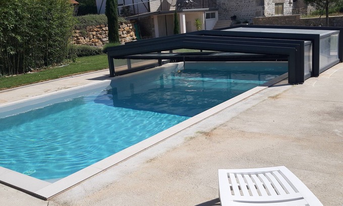 Mayrinhac-Lentour Maison | Chaleureuse maison en pierre rénovée à la campagne avec piscine couverte