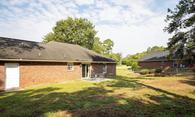 Stateburg Maison | Charming renovated 3-bedroom home in Dalzell with WiFi and fully furnished