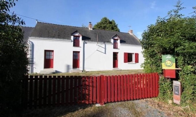 Donges Cottage | Voici un titre accrocheur et concis pour l'annonce : **"Charmante longère bretonne avec grand jardin privatif, proche plages et sites touristiques"**