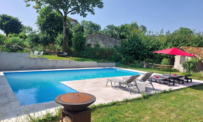 Lacour Lit Et Petit-Déjeuner | Charming renovated farmhouse with large pool