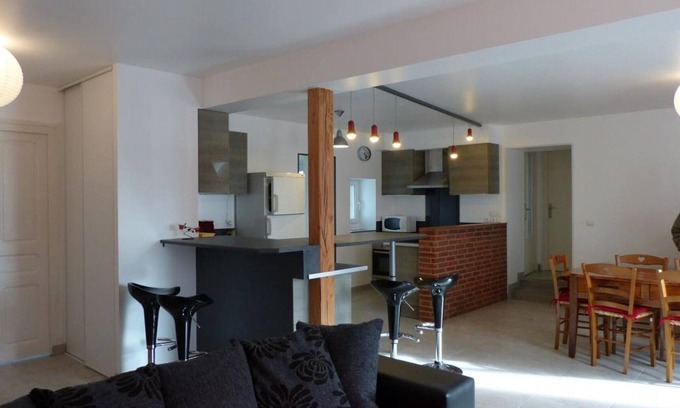 Poezat Cottage | Maison rénovée avec cour privée, proche de Gannat, 3 chambres, animaux acceptés, équipements modernes.