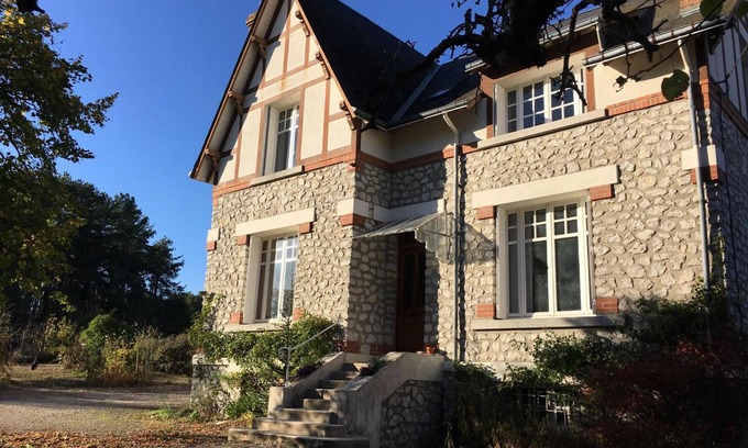 Dhuizon Cottage | Maison familiale rénovée, proche châteaux, grand jardin, 5 chambres, équipements inclus, animaux acceptés