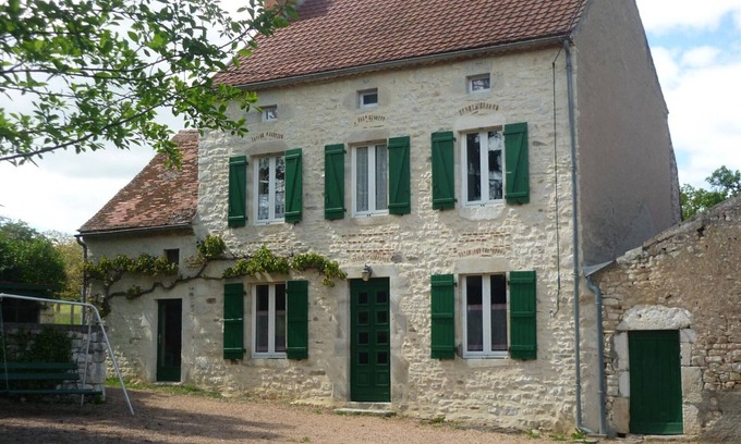 Ebreuil Cottage | Maison de ferme rénovée en pierre avec jardin, cheminée, WIFI, équipements bébé, animaux acceptés