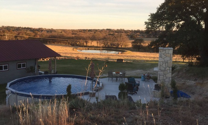 Weatherford Maison | CHARMANT! Grange rénovée avec piscine privée et bain à remous!