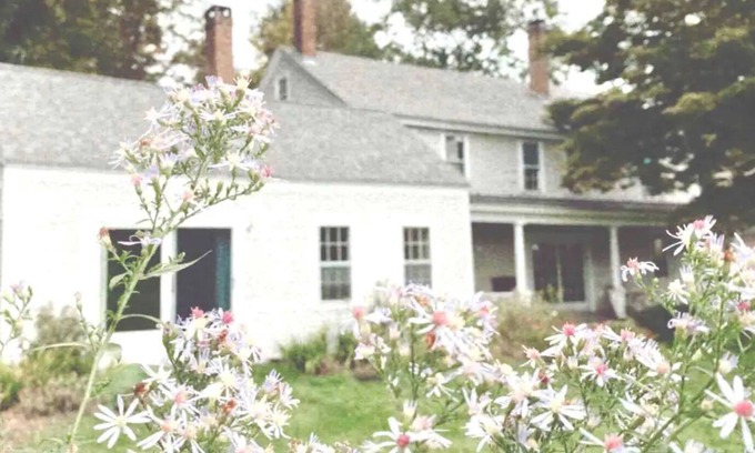 Harrisville Maison | Charming restored farmhouse in the heart of New England