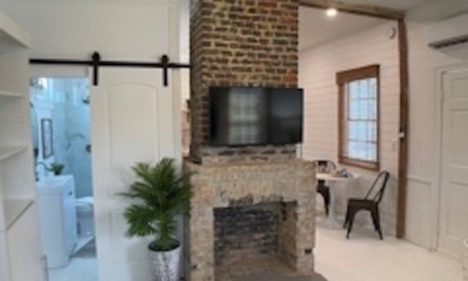 Westside Appartement | Charming Restored Studio in Historic Westside near Citadel