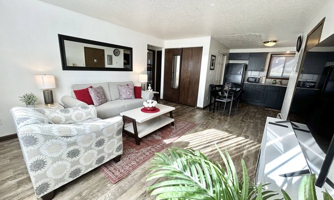 Marion Appartement | Charming Retreat in Marion, Iowa! 🏡✨