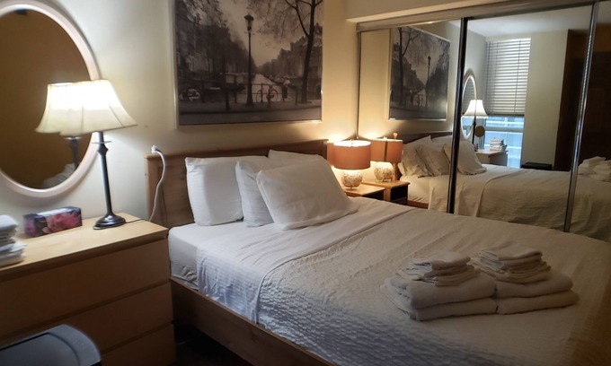 Church and Wellesley Copropriété | Charming Retreat Just Moments from Dundas Square & the Eaton Centre