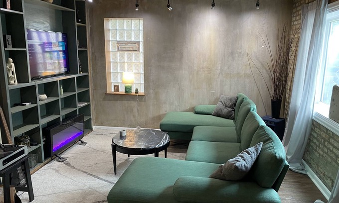 Lower West Side Appartement | Charming retreat w/fireplace