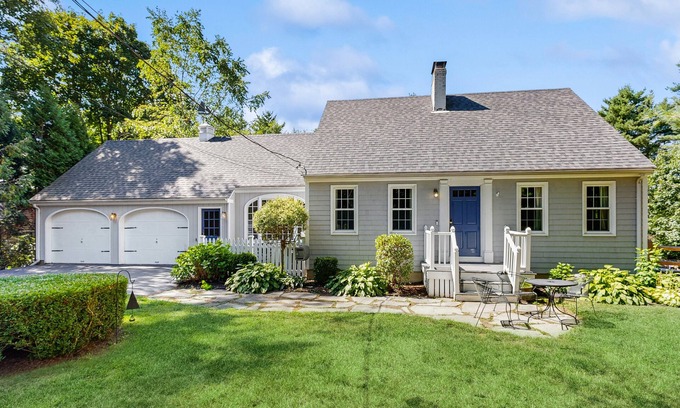 Cumberland Foreside Maison | Charming Retreat w/WiFi, Ping Pong Table & Walking Distance to the Ocean