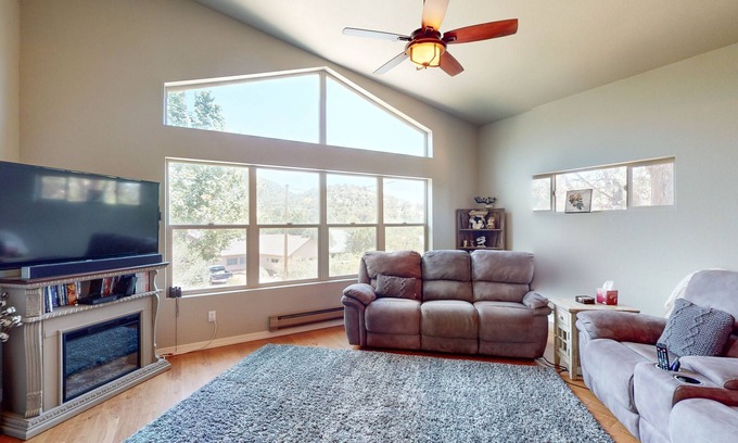 Payson Maison | Charming Retreat with Panoramic Views, Private Washer/Dryer & Free Internet