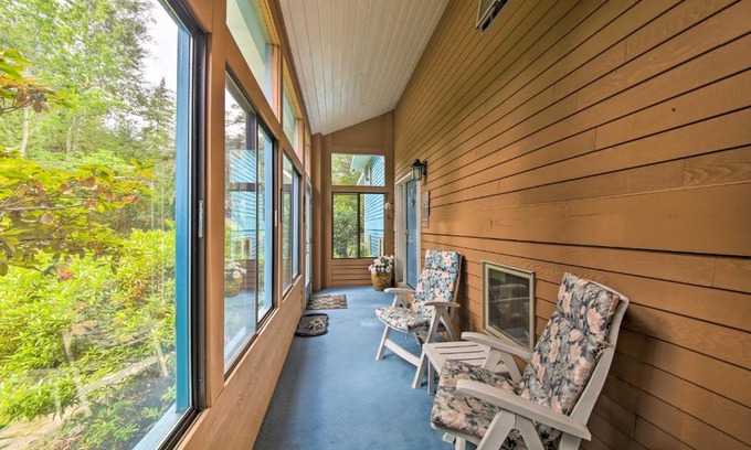 Orrs Island Maison | Charming Retreat with Deck about 4 Mi From Casco Bay!