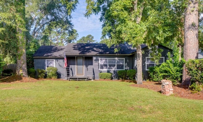 Valdosta Maison | Charming Retreat with a Fully Equipped Kitchen, Deck, and Easy Access to Parks