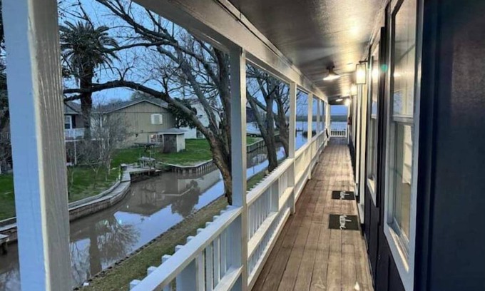 Brazoria Appartement | Charming Riverfront Gem