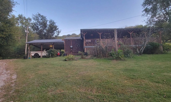 Gordonsville Autre | Charming Rustic 2-bedroom farmhouse with WiFi, AC on pristine Plunkett Creek Rd