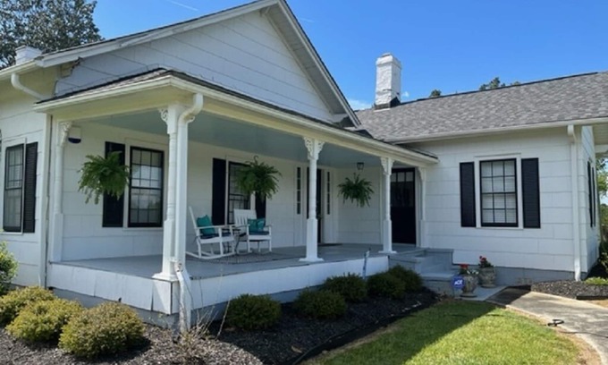 Saluda Autre | Charming, rustic Farmhouse. 2 mi. from Tin Roof Farms Venue. 39 mi. to Masters.