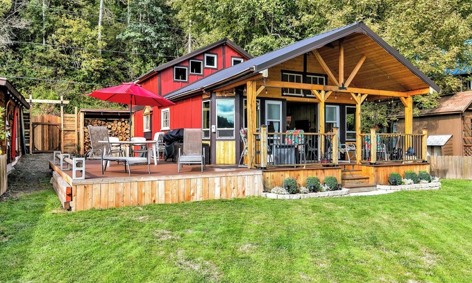 Eatonville Cabine | Charming & Rustic Lakeside Cabin: Mt. Rainier, Fall Hikes, Large Covered Deck
