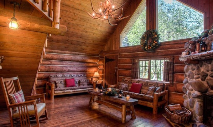 Raymond Appartement | Charming, Rustic Log Home on Edge of South Fork River