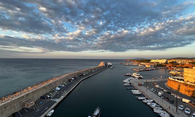 Costa Dorada Appartement | Charming Sea Front 3 Bedroom Apartment - incredible views!