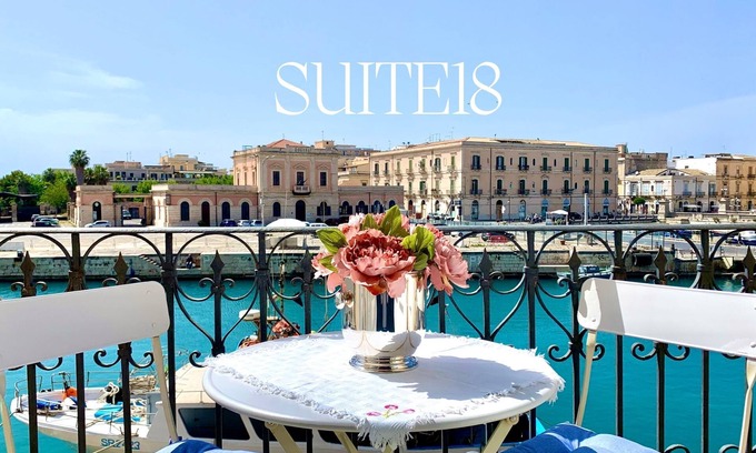 Ortigia Appartement | "Suite 18" charmante maison à Ortigia avec un balcon spectaculaire donnant sur la mer.