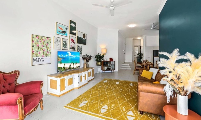 Trinity Beach Copropriété | Charming Seaside Condo with Balcony & Pool, Steps from Trinity Beach