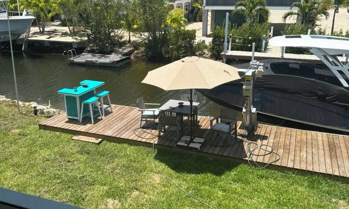 Ramrod Key Maison | Charming shared 1-bedroom house with AC and WiFi also has a 37 foot dock