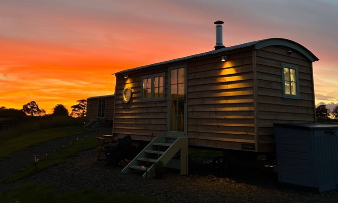 Chittlehampton Cabine | Cozy Shepherds hut With Hottub