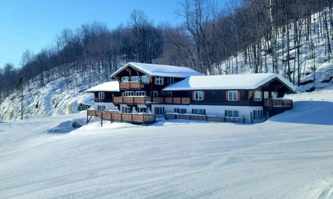 Upson Chalet De Ski | Charming, ski-in, ski-out, lake-view chalet w/ 10 bedrooms, kitchen and AC.