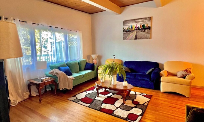 Kingsland Appartement | Charming & Spacious 2BR Upper Suite | Large Kitchen w/Private Entry & Deck