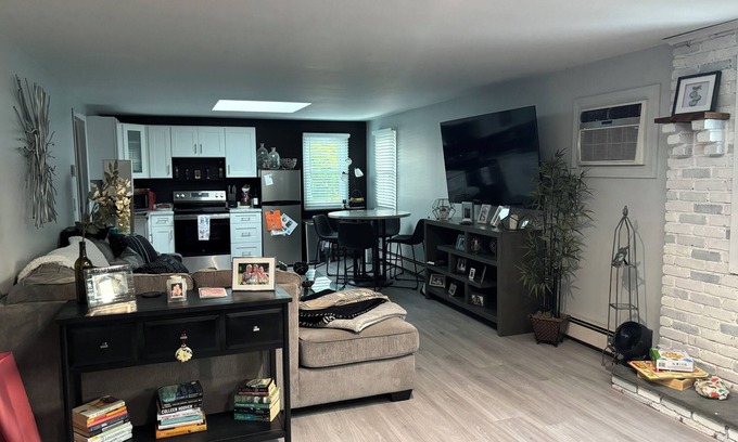 Farmingdale Appartement | Charming, spacious apartment in the heart of Farmingdale’s Culinary Quarters!